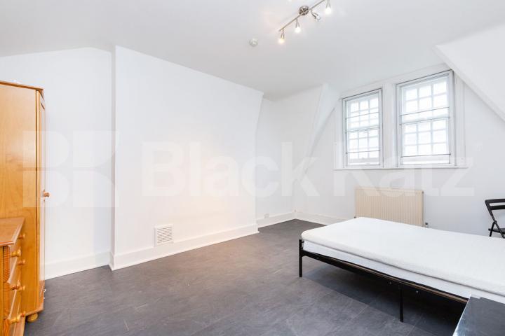 Located in the heart of the city is this large 1 bed inclusive of some bills Fleet Street, Chancery Lane